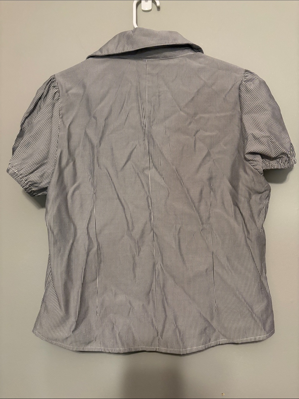 Hot Topic Short-Sleeve Pinstripe Dress Shirt - Picture 3 of 3